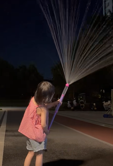 Zorveko Fun Pull-Out Firework Water Gun Toy testimonials_HYFz9F:image:1