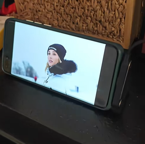 Zorveko ⚡2-in-1 Invisible Holder Charger Cable – 240W Fast Charging Cord with Built-In Phone Stand testimonials_HYFz9F:image:2